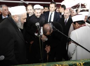 Cumhurbaşkanı Erdoğan o ismin elini öptü!