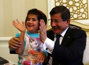 Davutoğlu'ndan engelli miniğe ilginç teklif