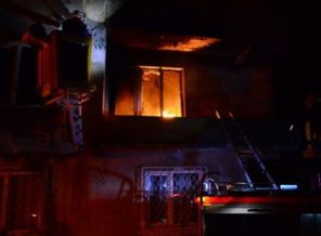 Babasına kızan genç evi ateşe verdi