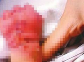 Bebeğinin elini yedi