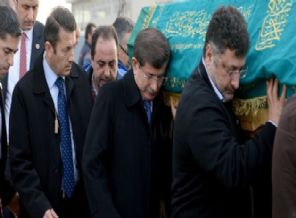 Davutoğlu lise arkadaşının cenazesinde