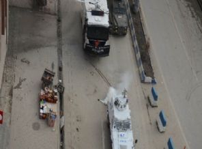 Hakkari’de polise taşlı saldırı