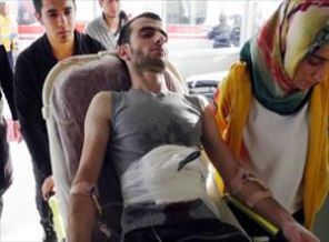 Karnında bıçakla hastaneye getirildi