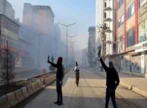 Yüksekova’da 1 gösterici hayatını kaybetti