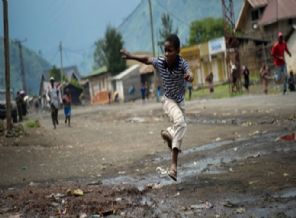 Baltalarla köye saldırdılar: 34 ölü