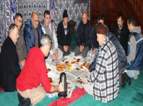 İmam kahvaltı verince cemaat oluştu
