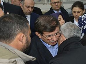 Davutoğlu o ailelerle görüştü