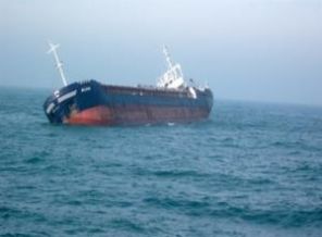 Tuzla'da yük gemisi yan yattı