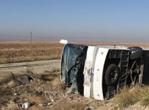 Turistleri taşıyan otobüs devrildi: 17 yaralı