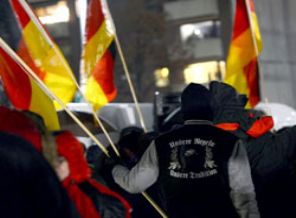 İslam'a karşı 10 bin ırkçı yürüdü