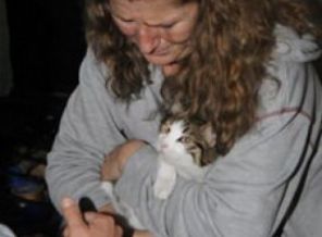 Yangında kedisi için canını yok saydı