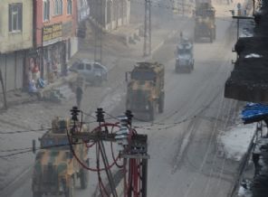 Yüksekova'da askeri araca taşlı saldırı