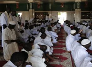 Cuma namazını beyazlar içinde kılıyorlar