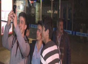 Şüpheli çanta önünde 'selfie' çektiler