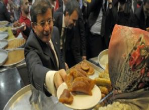 Davutoğlu vatandaşlara tatlı dağıttı