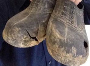 O yırtık lastik ayakkabıları bir işadamı satın aldı