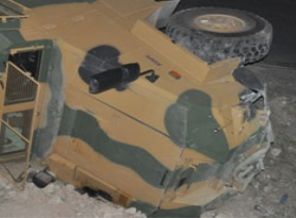 Askeri araç kaza yaptı