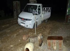 Antika hırsızları çamura saplandı