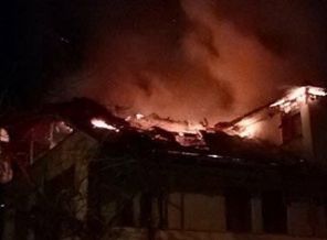 Düzce'de üç katlı binada yangın