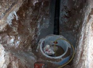 Genç kadın 5 metrelik çukura düştü