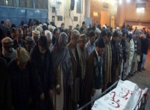 Pakistan okul baskınında hayatını kaybedenleri uğurluyor