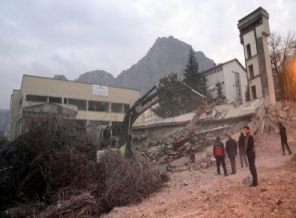 Bina yıkılırken çöktü: 1 ölü