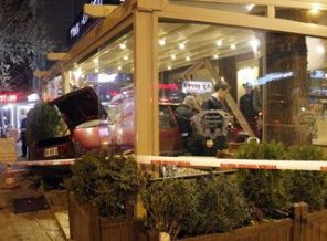 Yoldan çıkan otomobil lokantaya daldı