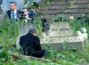 Davutoğlu, Tayyip Erdoğan'ın mezarını ziyaret etti