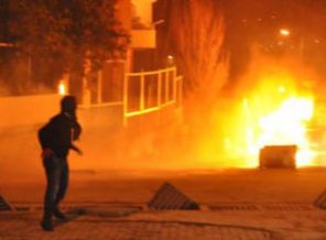 Tunceli'de CHP minibüsü ateşe verildi