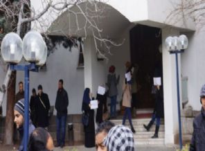 Ankara'da öğrenciler elçiliği bastı