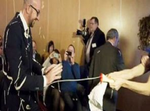 Başbakan'a mayonezli protesto