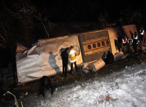 Son dakika: Yolcu otobüsü devrildi! Ölü ve yaralılar var