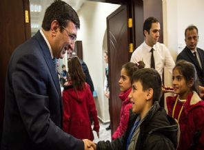 Bakan Yımaz küçük ziyaretçileri kabul etti