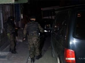 Polisi görüce Kuran okumaya başladı