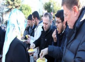 Erdoğan’a evinin önünde ananaslı destek