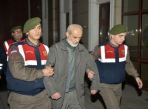 Tartıştığı eşini boğarak öldürdü