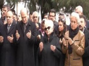 Aydın Menderes kabri başında anıldı