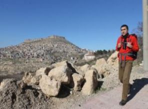 Yürüyen adam Roboski yolunda