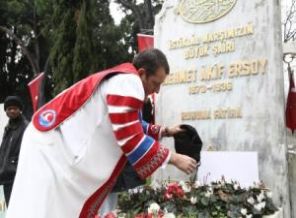 Mehmet Akif kabri başında anıldı