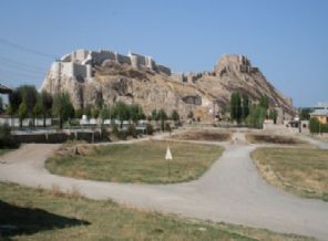 Van'da 3 bin yıllık kale bulundu