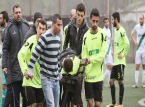 Ayağı kırılan futbolcuyu ‘bank’la taşıdılar