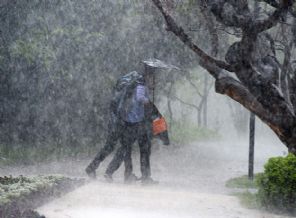 Ege'de kuvvetli yağış ve fırtına uyarısı