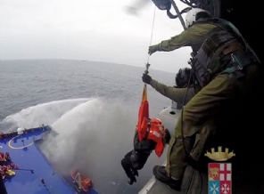 Yanan feribottan böyle kurtarıldılar