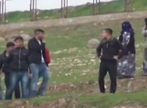 Öfkeli kalabalığı yaşlı bir kadın durdurdu