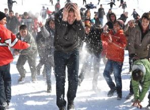 Bin kişilik kar topu savaşı