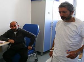 Bir can simidine yedi kişi tutundu