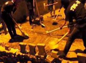 Cizre'de kazılan hendekleri belediye ekipleri kapatıyor