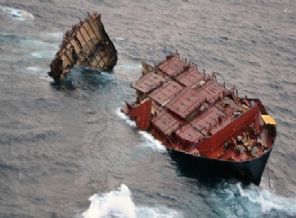 Kargo gemisi sulara gömüldü