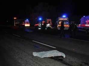 Mersin'de otomobil yayalara çarpıp kaçtı: 2 ölü