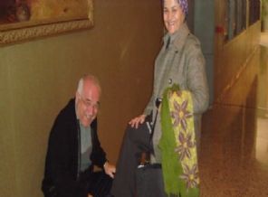 Çiçek eşinin ayakkabısını sildi